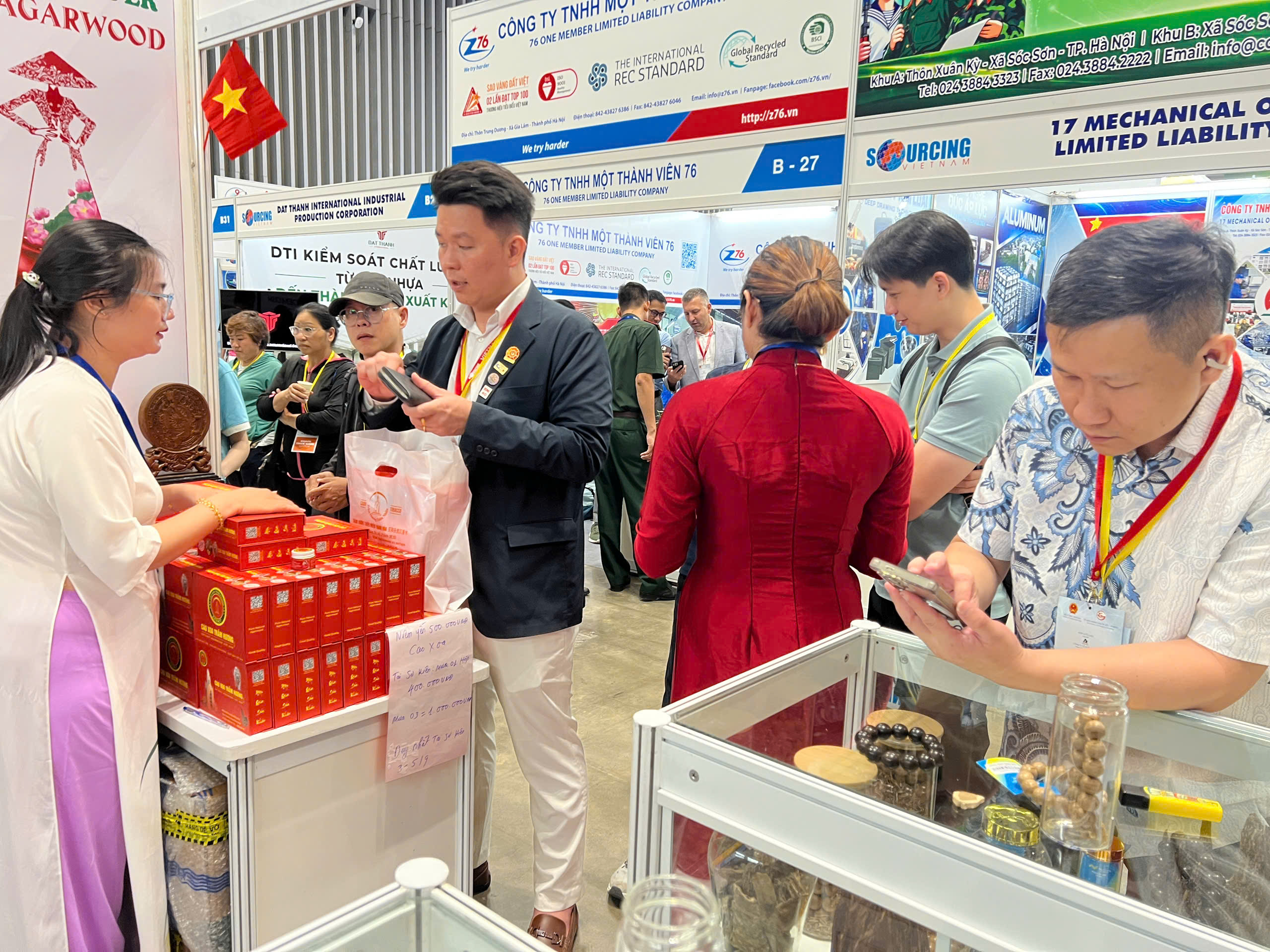 Đông đảo khách hàng tham quan và trải nghiệm sản phẩm tại Gian hàng A14